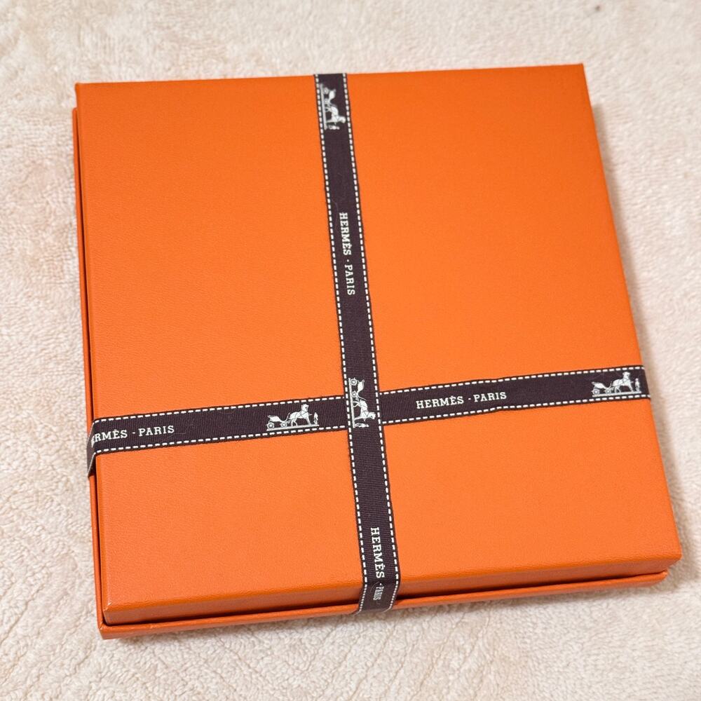 Hermès Paris Orange Square Gift Box w/ Ribbon Large Made in France 8" x 8" x 1" - Picture 4 of 8